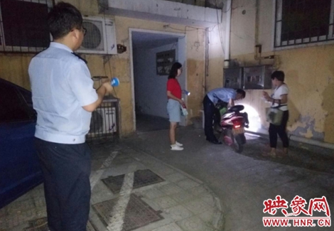 巩义市新华路街道夜查电动车违规充电行为